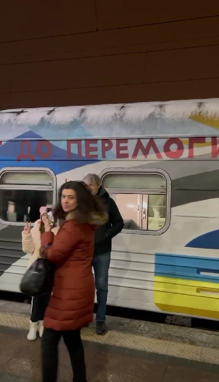 В освобожденный Херсон отправился первый поезд из Киева: украинцы приветствовали его отправку аплодисментами. Видео
