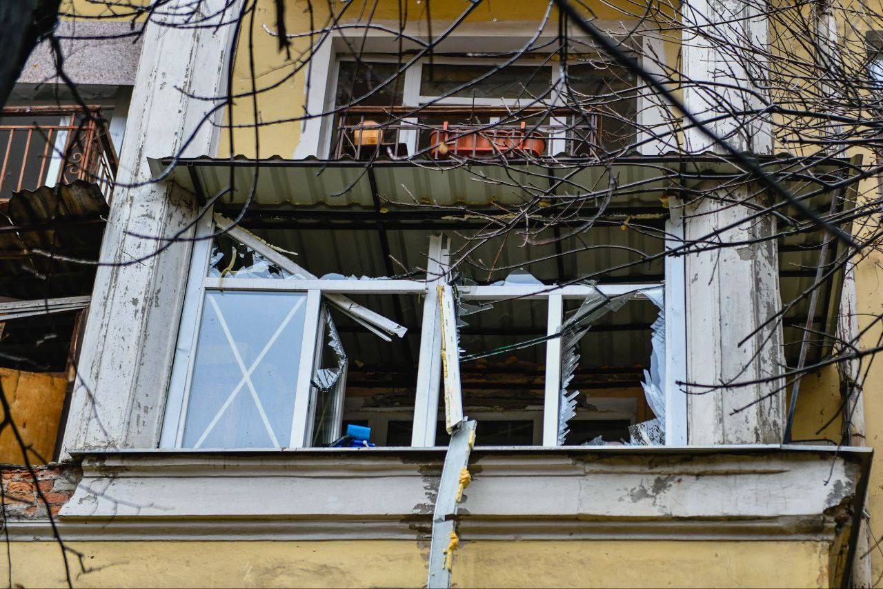 На будинку, який постраждав через ракетний удар по Дніпру, з'явилася відповідь Путіну