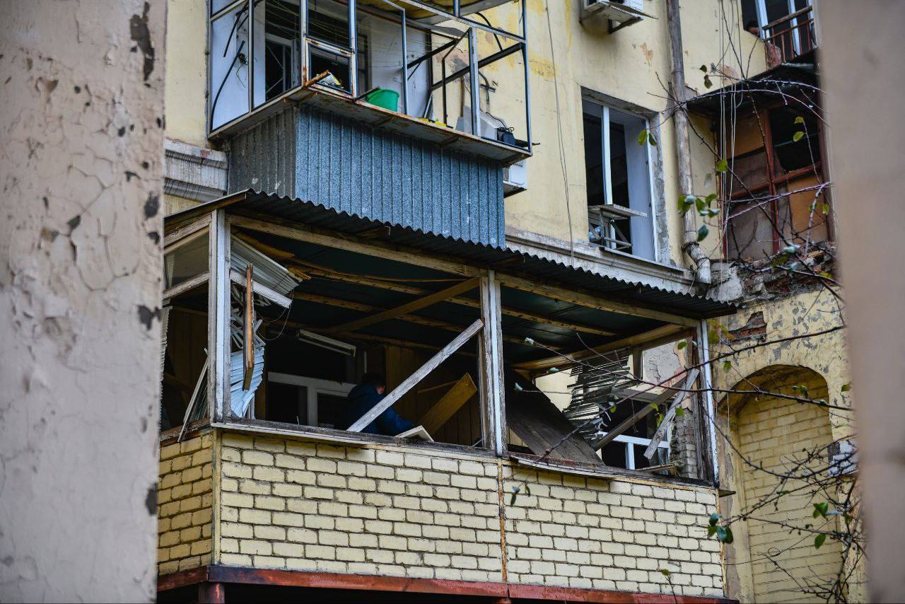 На будинку, який постраждав через ракетний удар по Дніпру, з'явилася відповідь Путіну