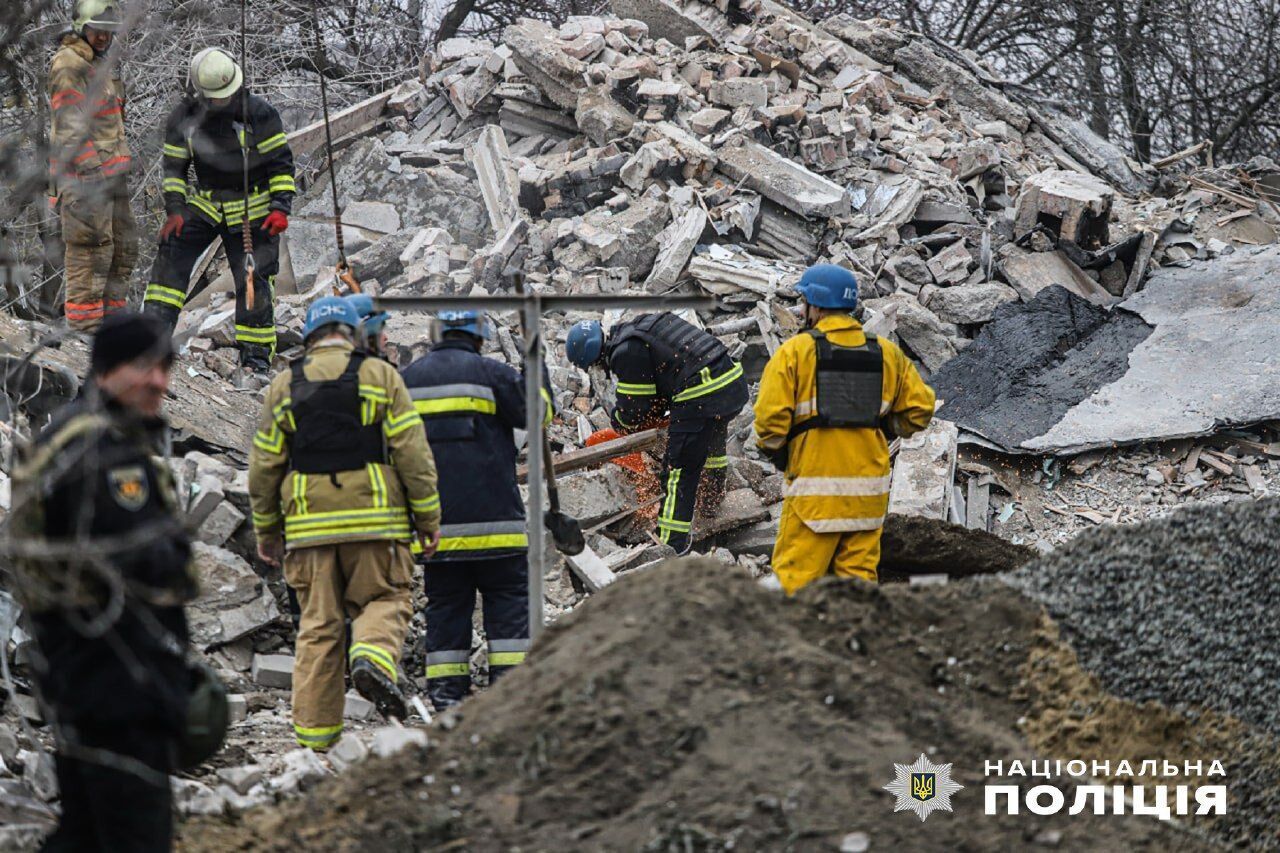 Кількість жертв ракетного удару РФ по житловому будинку у Вільнянську зросла до 10. Фото