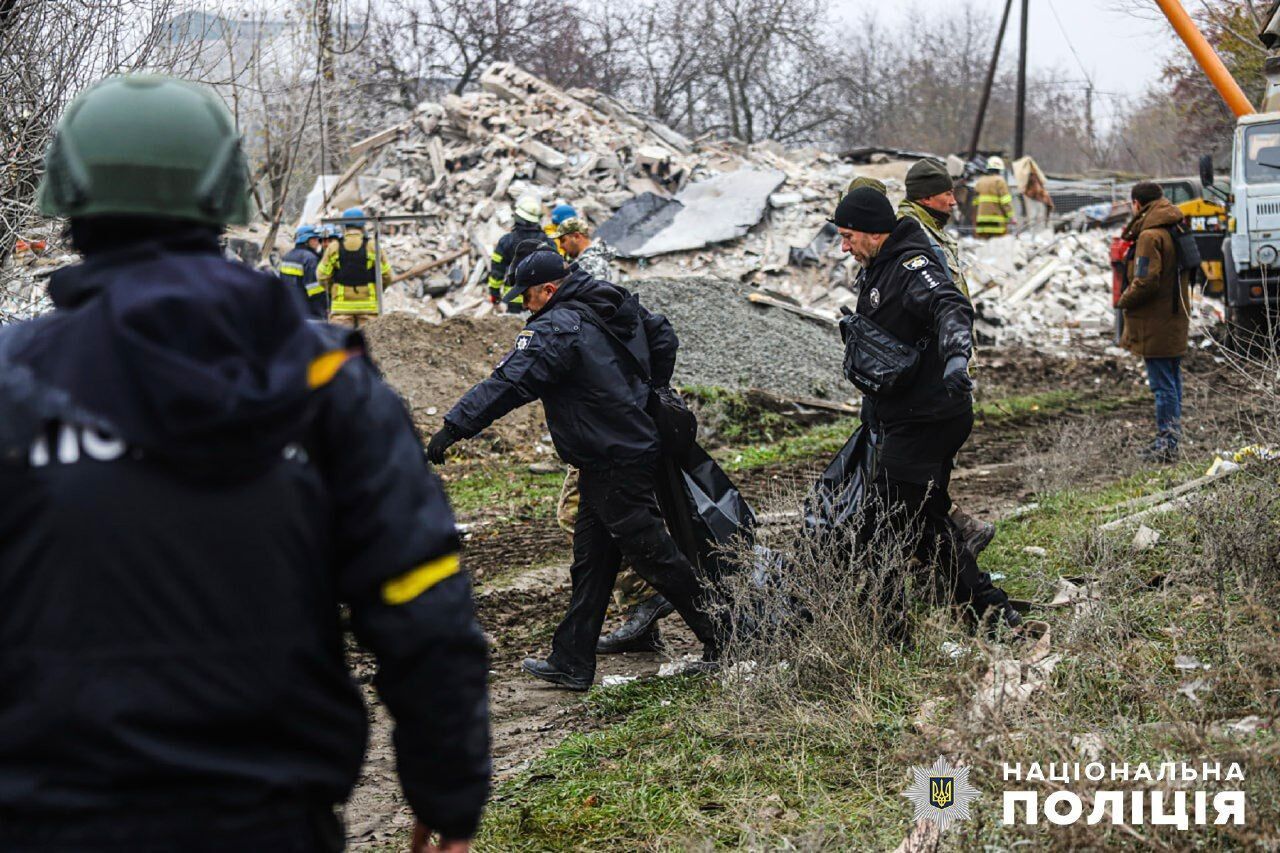 Кількість жертв ракетного удару РФ по житловому будинку у Вільнянську зросла до 10. Фото