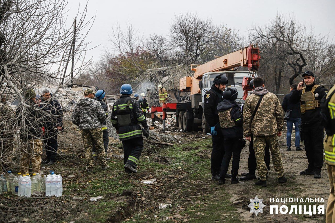 Кількість жертв ракетного удару РФ по житловому будинку у Вільнянську зросла до 10. Фото