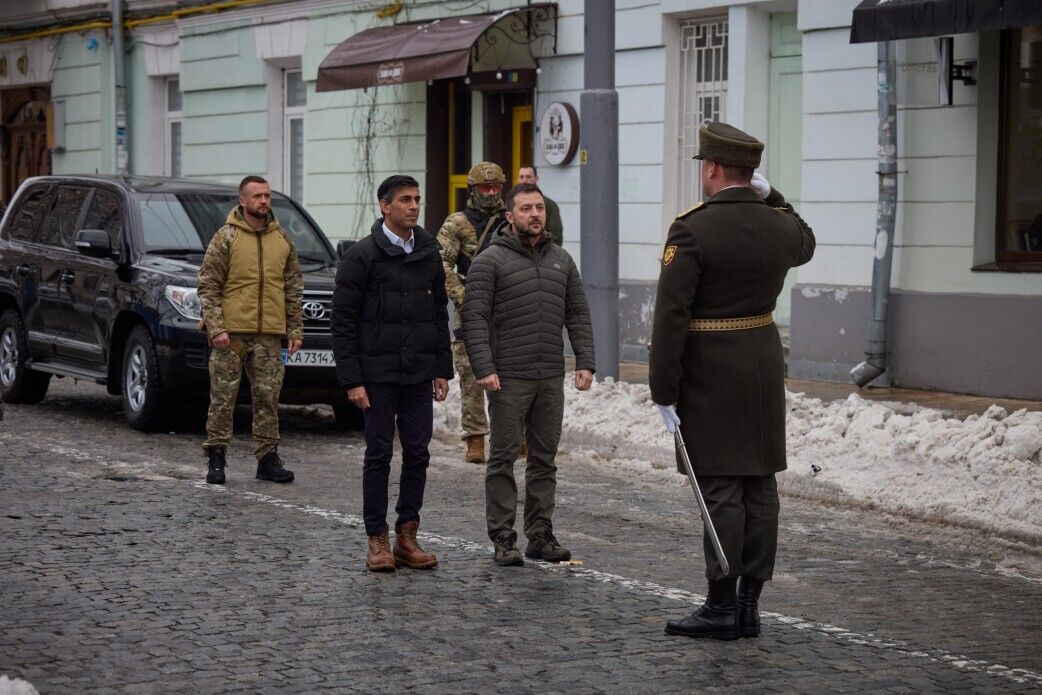 Зеленский и Риши Сунак посетили выставку уничтоженной военной техники на Михайловской площади в Киеве. Видео