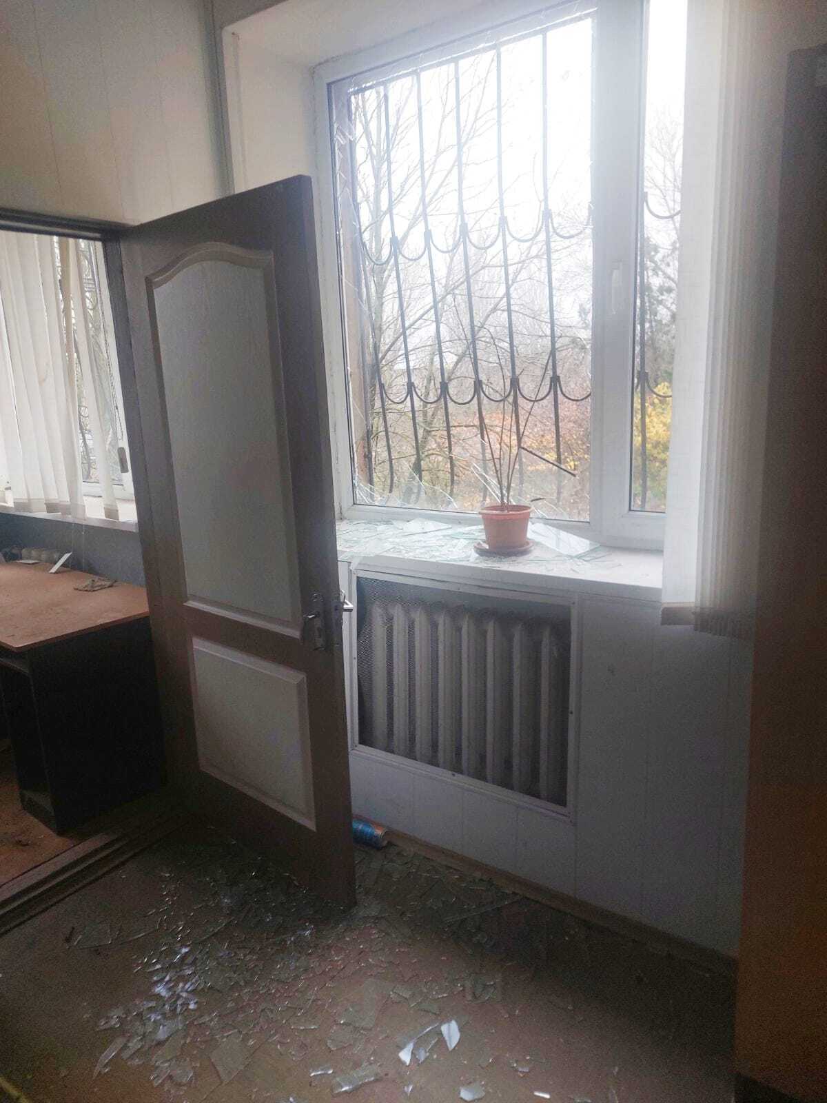 Оккупанты устроили погром и украли унитаз: в сети показали, как выглядит сервисный центр в Снигиревке после ''визита'' захватчиков. Фото