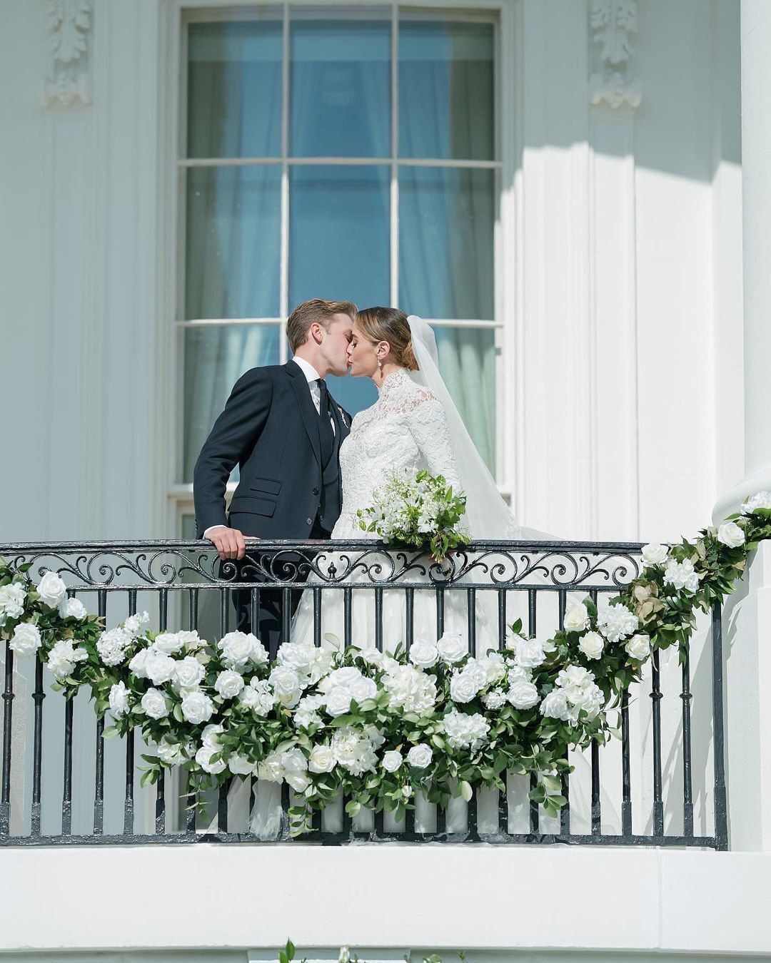 Внучка Джо Байдена Наоми вышла замуж: это первая свадьба в Белом доме за 9 лет. Фото