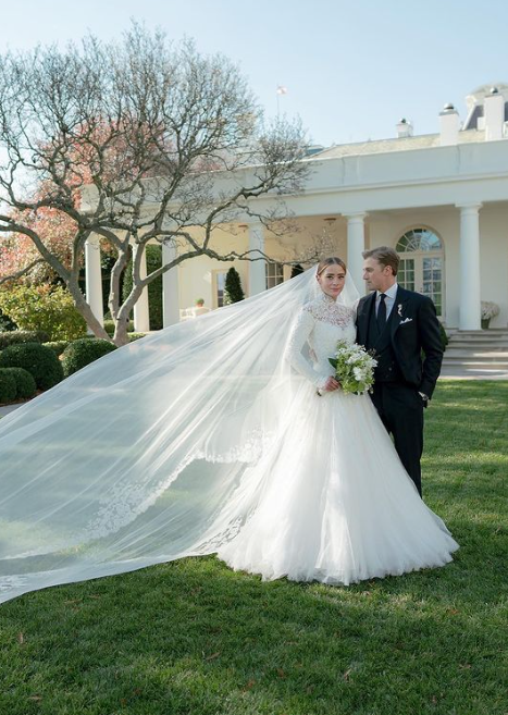 Внучка Джо Байдена Наоми вышла замуж: это первая свадьба в Белом доме за 9 лет. Фото