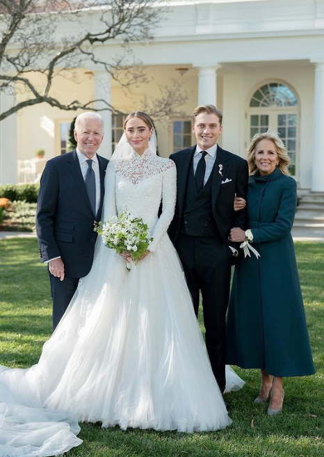 Онука Джо Байдена Наомі вийшла заміж: це перше весілля в Білому домі за 9 років. Фото  