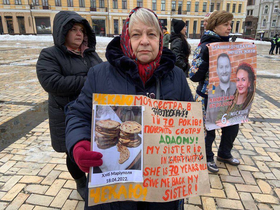 Родные украинских военнопленных "азовцев" провели акцию в Киеве