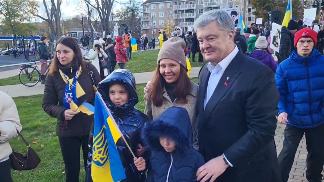 Порошенко выступил перед украинцами из Галифакса и призвал еще больше объединиться ради Украины. Фото и видео