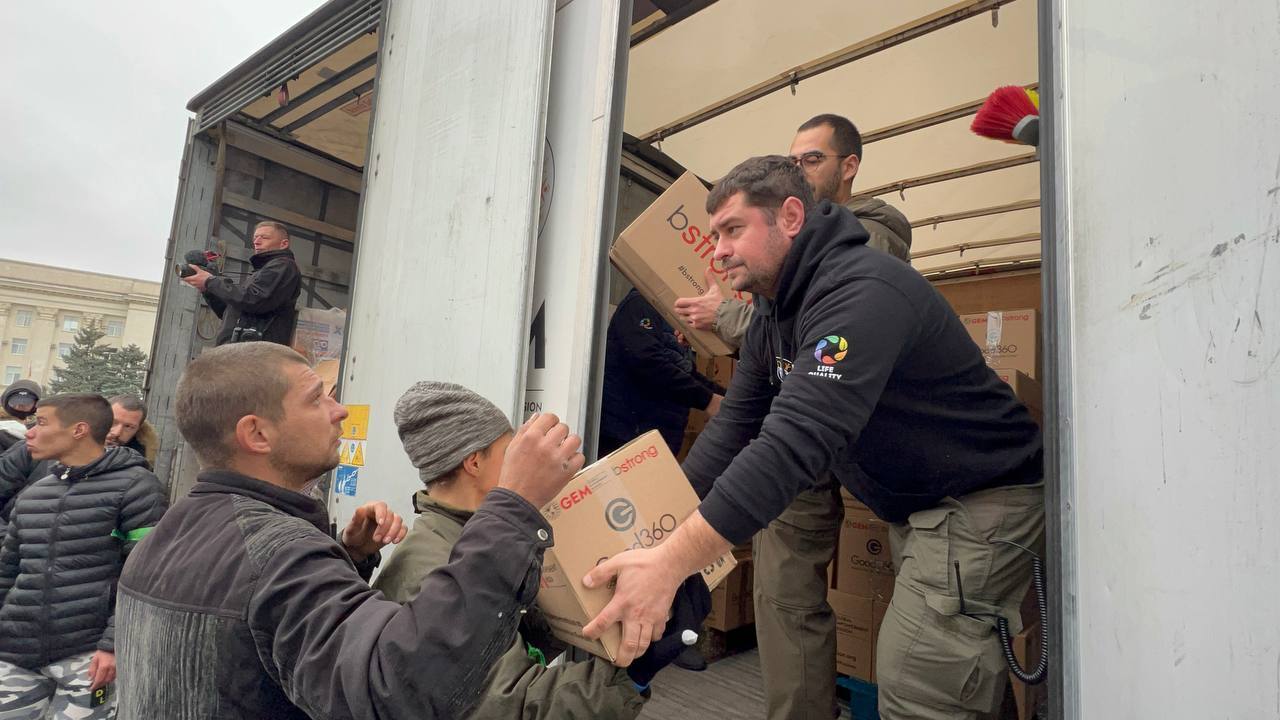 Сотні тонн гуманітарної допомоги для Херсона: нардеп Олександр Трухін та губернатори проводили автоколону