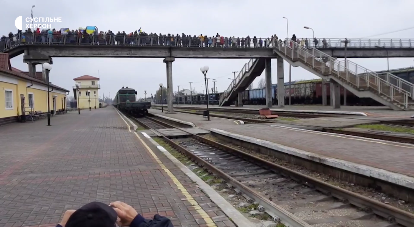 В Херсон прибыл первый с начала полномасштабной войны поезд из Киева: его встречали с украинскими флагами. Видео