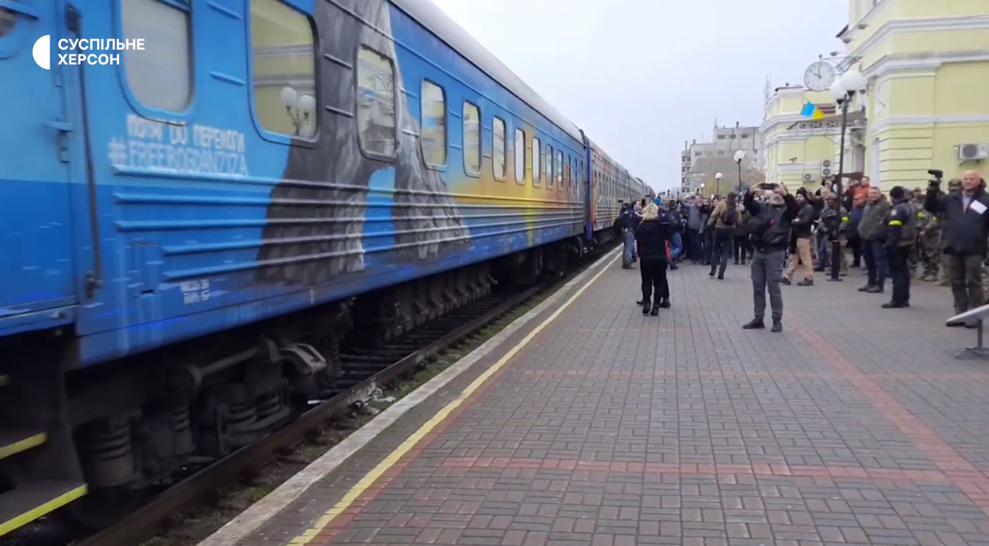 В Херсон прибыл первый с начала полномасштабной войны поезд из Киева: его встречали с украинскими флагами. Видео