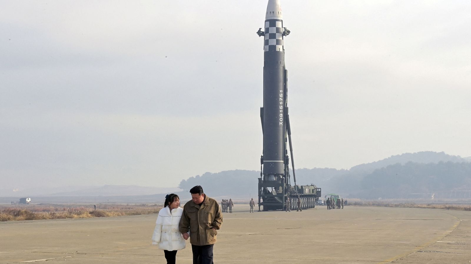 Ким Чен Ын впервые показал на публике свою дочь: она осматривала с ним баллистическую ракету перед запуском. Фото