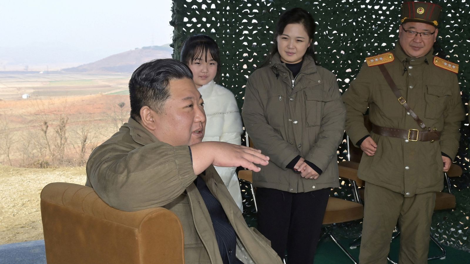 Кім Чен Ин вперше показав на публіці свою дочку: вона оглядала з ним балістичну ракету перед запуском. Фото 