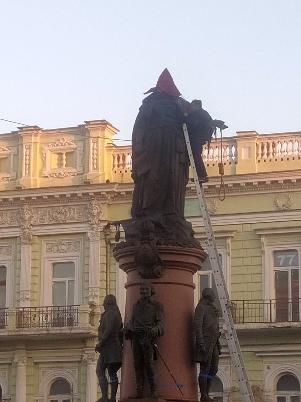 На голове красный колпак, а в руках веревка: в Одессе неизвестные  "украсили" памятник Екатерине II. Фото и видео