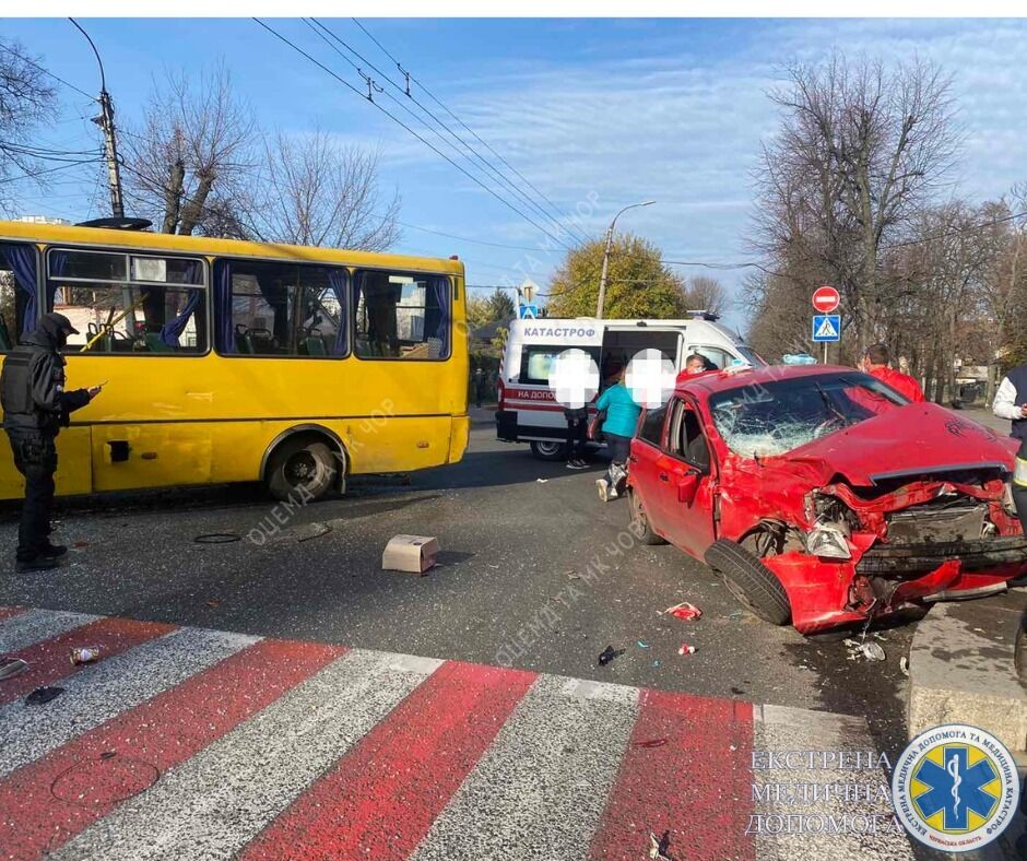 У Черкасах сталася ДТП за участю маршрутки, постраждали 10 осіб: серед травмованих маленькі діти. Фото і відео 