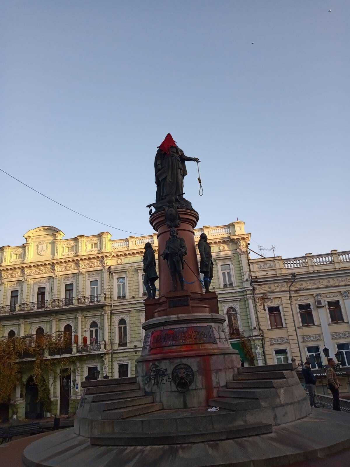 На голове красный колпак, а в руках веревка: в Одессе неизвестные  "украсили" памятник Екатерине II. Фото и видео