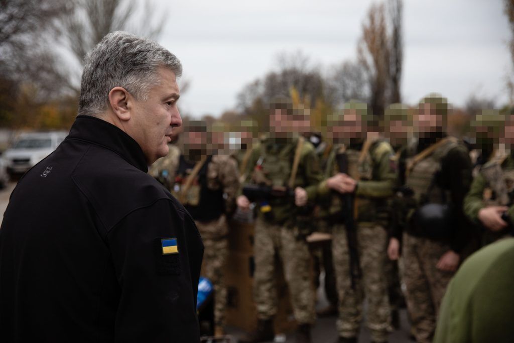 Порошенко привіз буржуйки та генератори підрозділу ППО, який захищає небо України. Фото