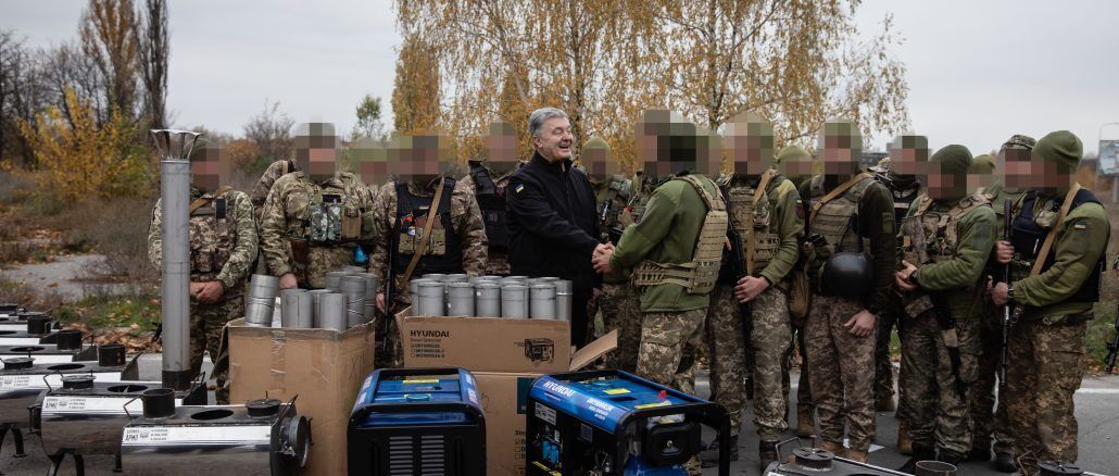 Порошенко привіз буржуйки та генератори підрозділу ППО, який захищає небо України. Фото