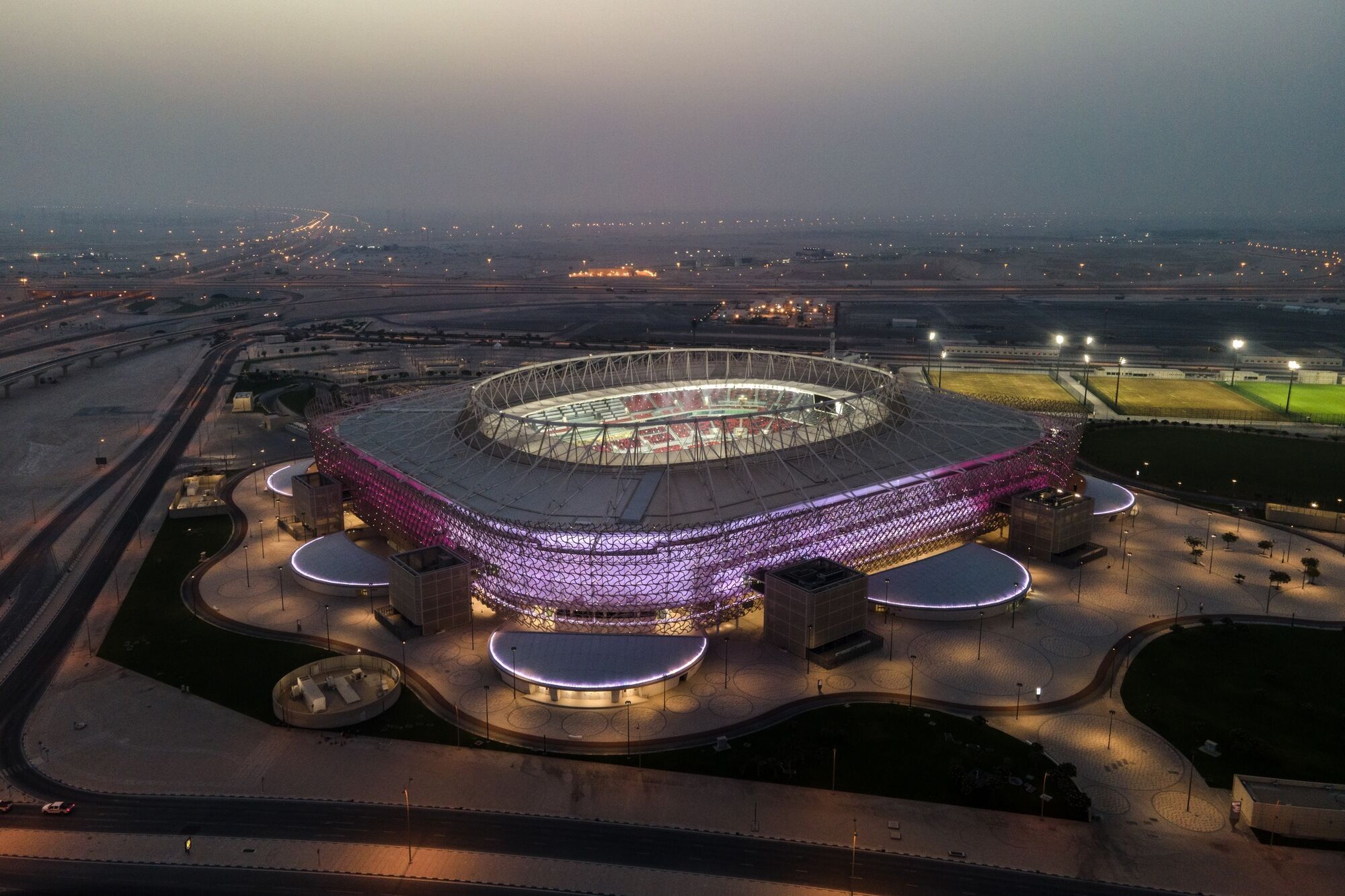 Смерть в обмен на футбол: 8 невероятных стадионов ЧМ-2022 в Катаре, которые стоили тысячи жизней. Фото