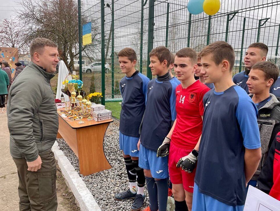 "Гроші нічого не варті, коли немає сина". Мати загиблого українського воїна віддала похоронні гроші на спортивний майданчик для інших дітей