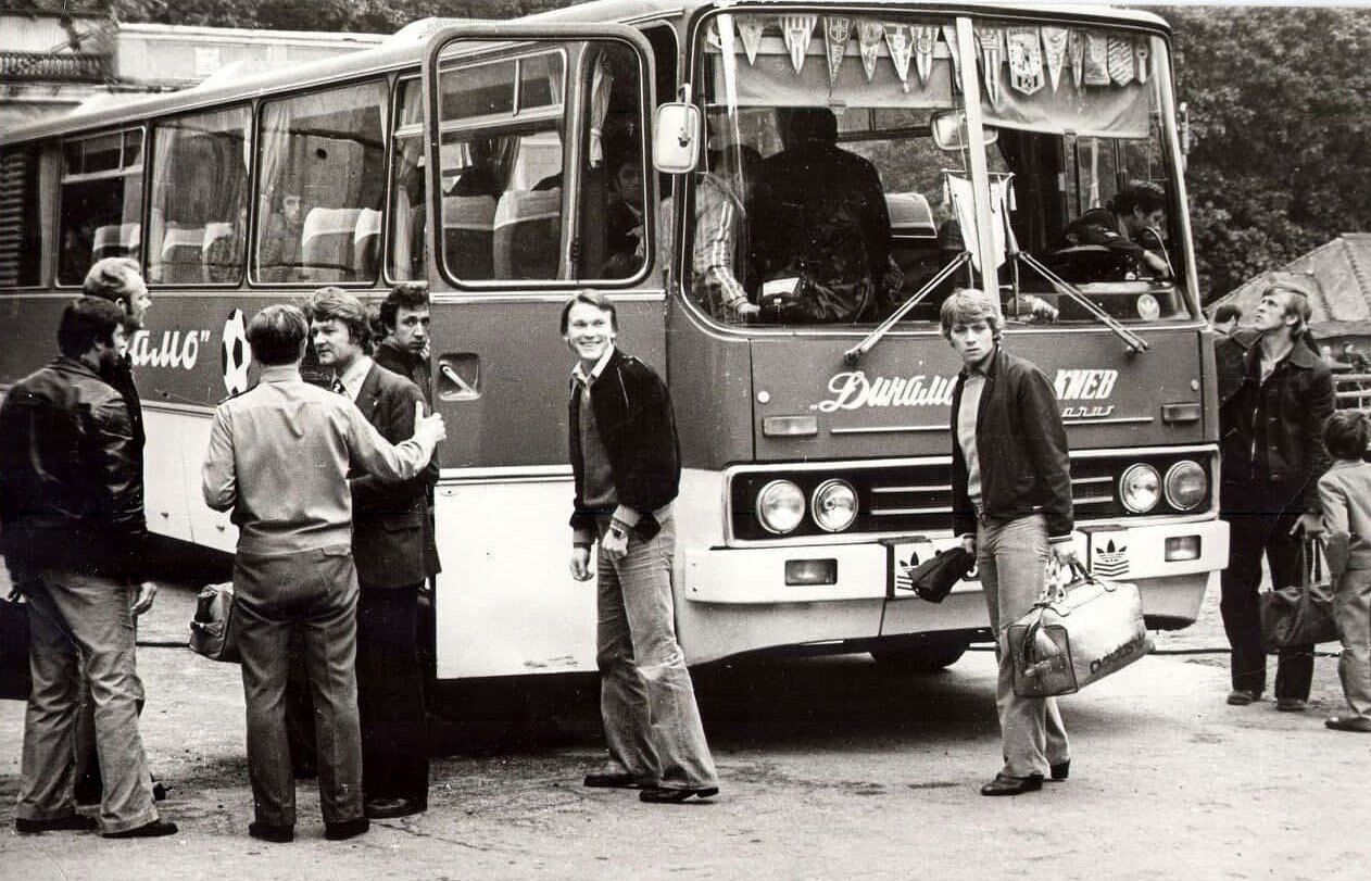 В сети показали, на каком автобусе ездила футбольная команда ''Динамо Киев'' в 1980-м году. Архивное фото