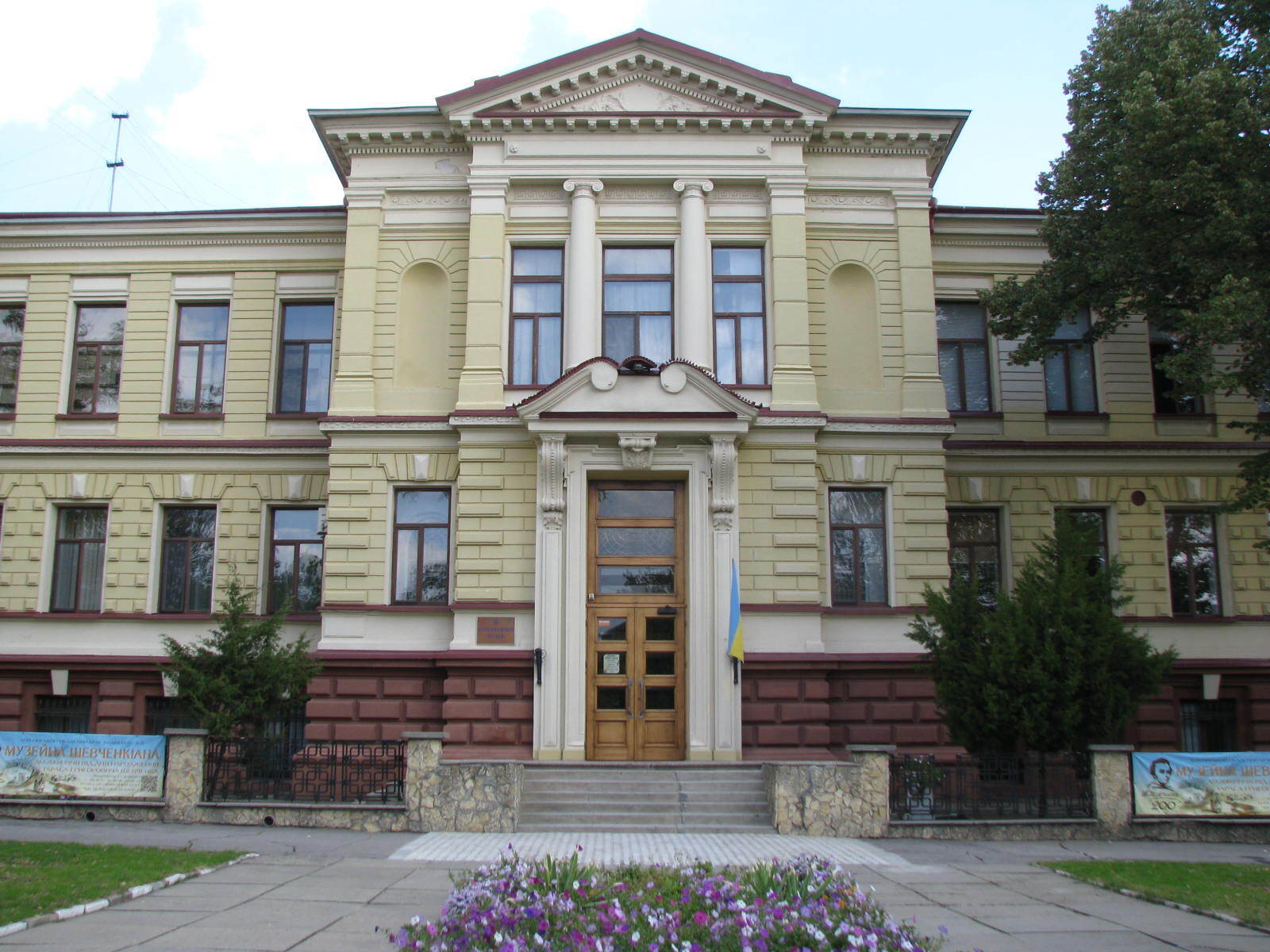 Оккупанты ограбили краеведческий музей в Херсоне: кадры последствий ''русского мира''