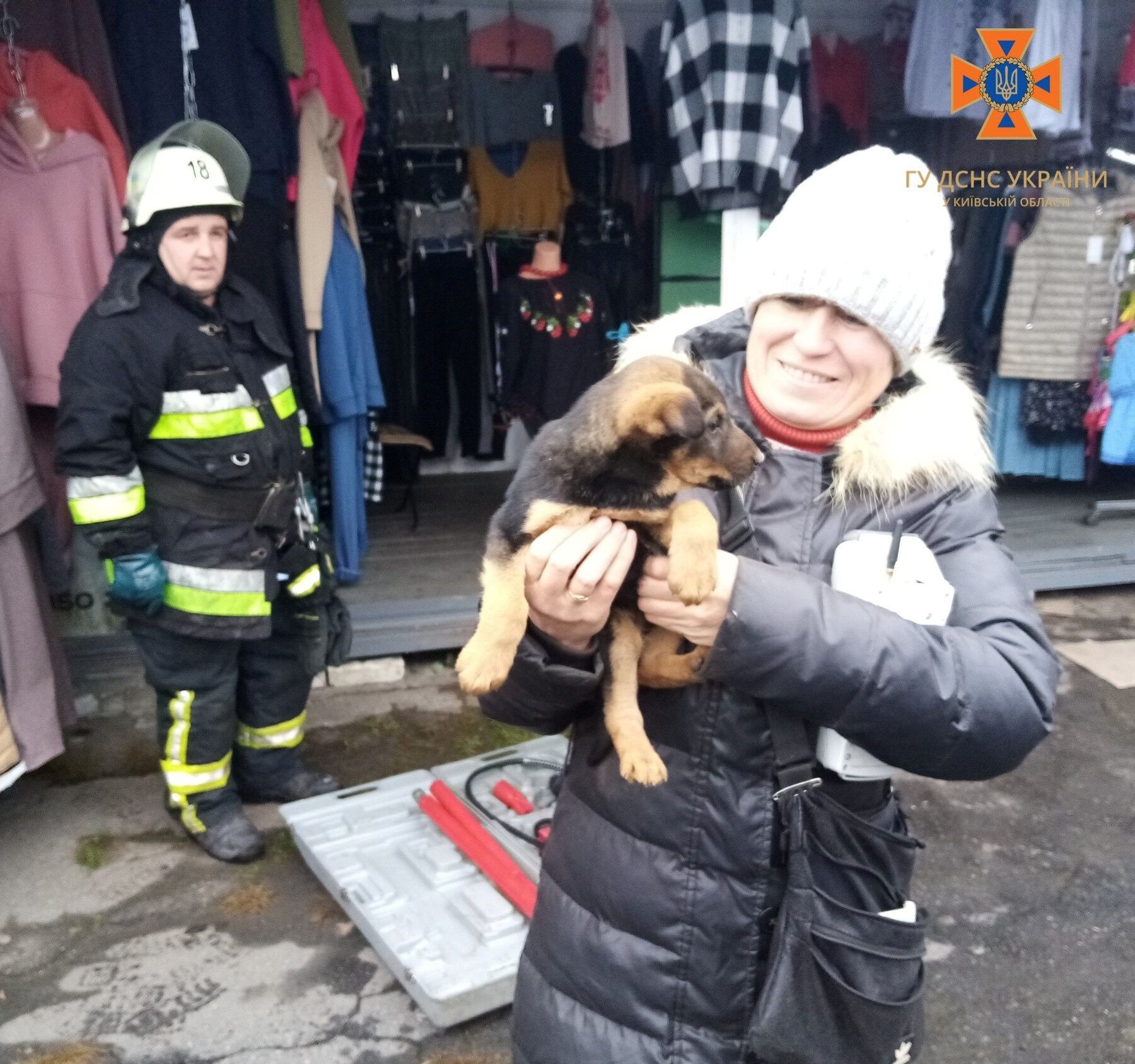 На Київщині врятували собаку, який застряг під металевим контейнером. Фото