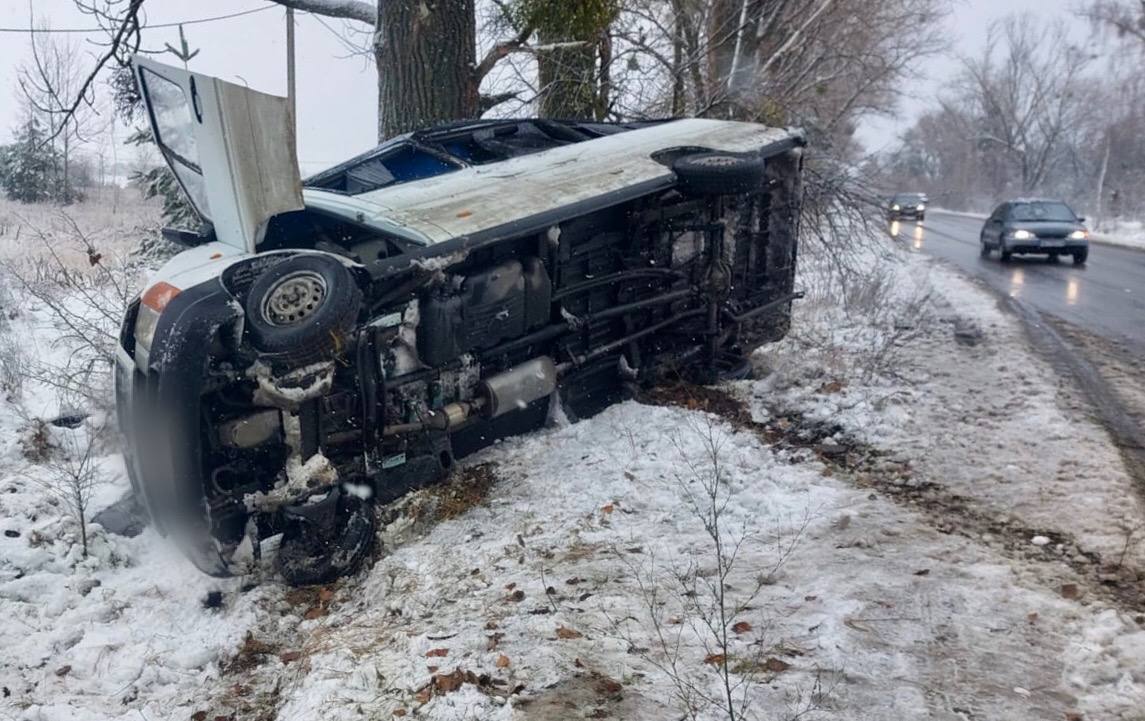 На Київщині маршрутка на швидкості з’їхала в кювет і перекинулась: є постраждалий. Фото