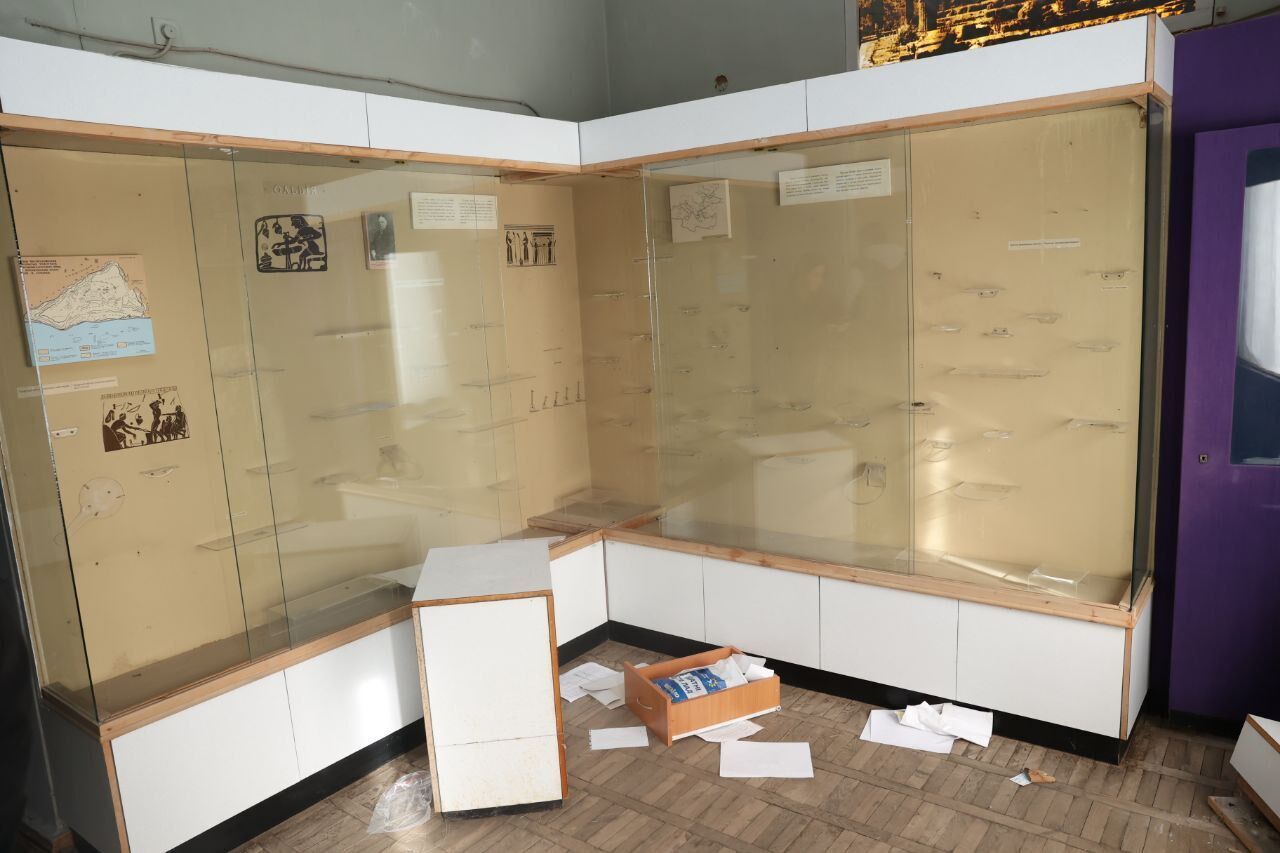 Оккупанты ограбили краеведческий музей в Херсоне: кадры последствий ''русского мира''