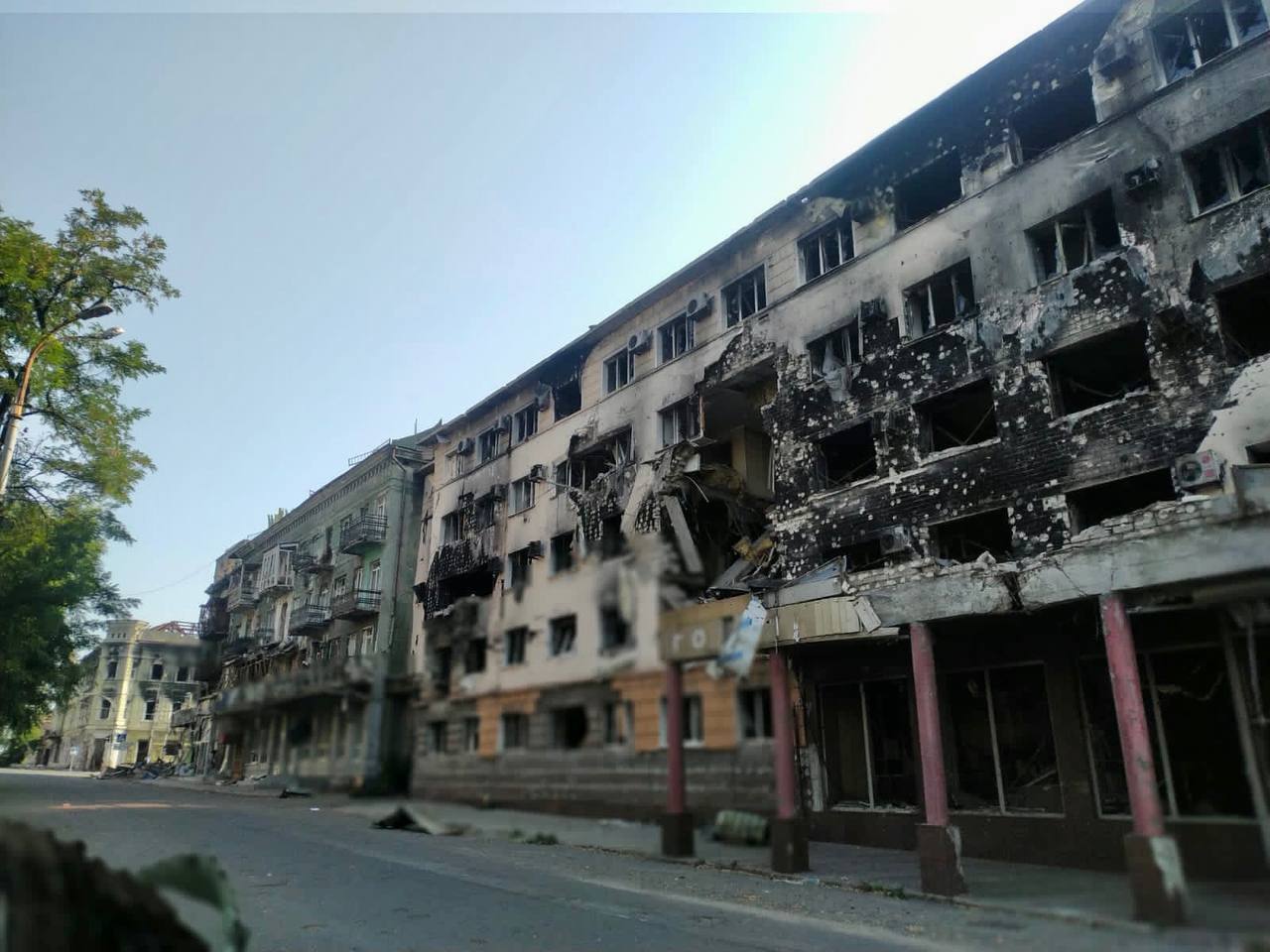 Як зараз виглядає зруйнований окупантами центр Маріуполя: фоторепортаж