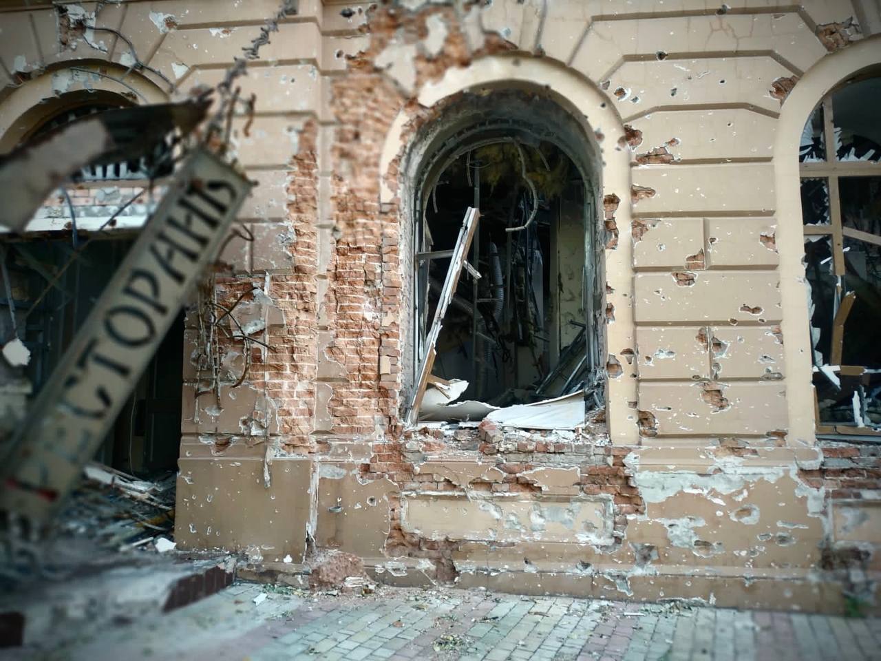 Как сейчас выглядит разрушенный оккупантами центр Мариуполя: фоторепортаж