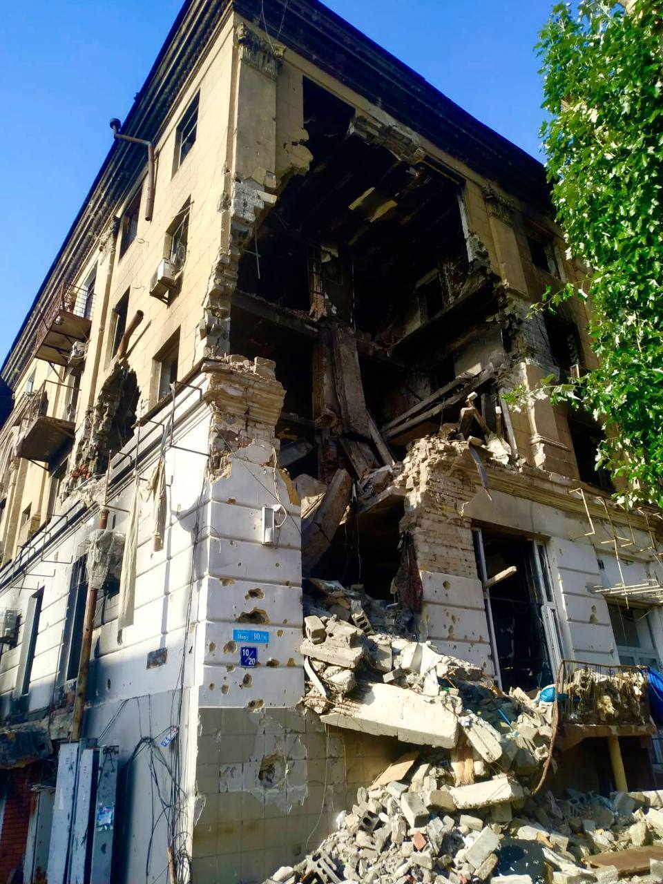 Как сейчас выглядит разрушенный оккупантами центр Мариуполя: фоторепортаж