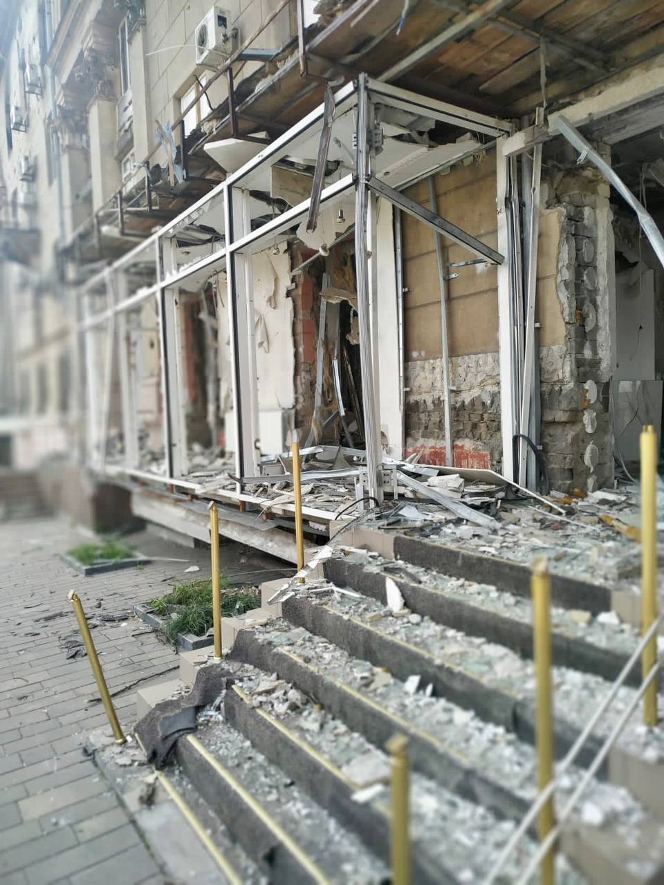 Як зараз виглядає зруйнований окупантами центр Маріуполя: фоторепортаж