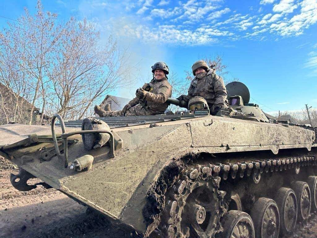 Українські воїни на броні