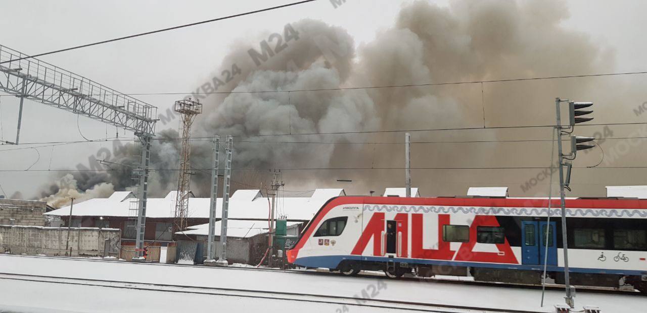 У центрі Москви спалахнула масштабна пожежа: є загиблі. Фото і відео