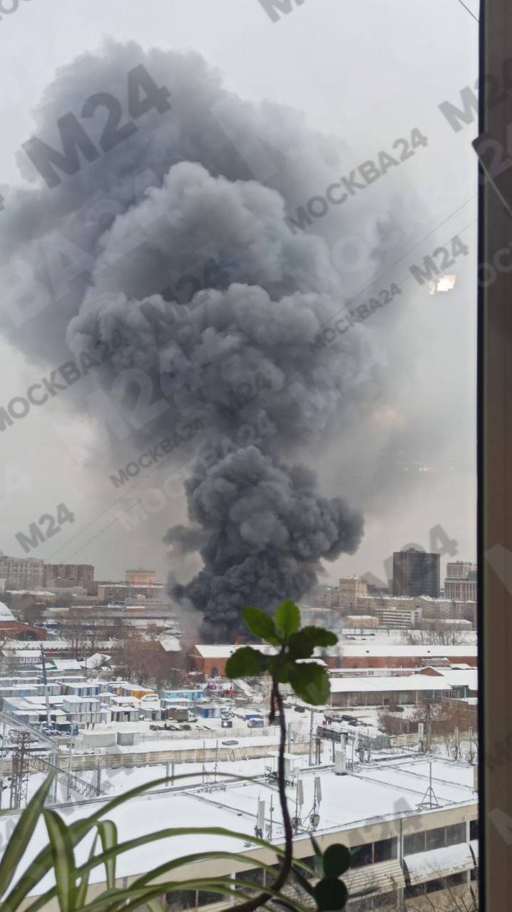В центре Москвы вспыхнул масштабный пожар: есть погибшие. Фото и видео