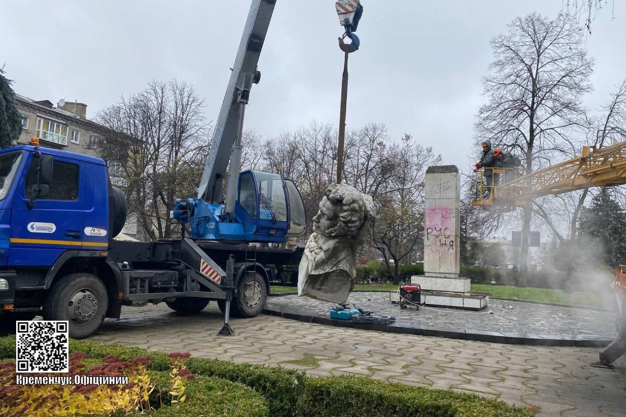 "Краще пізно, ніж ніколи": у Кременчуці демонтували погруддя Пушкіна, українці відреагували. Фото і відео