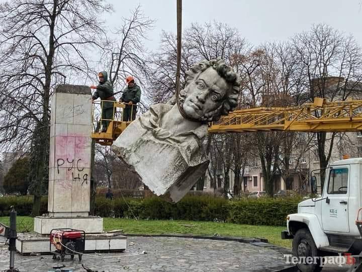 "Лучше поздно, чем никогда": в Кременчуге демонтировали бюст Пушкина, украинцы отреагировали. Фото и видео