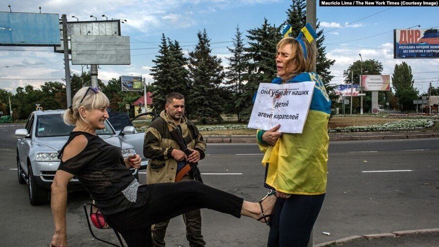 Стало відомо про ліквідацію окупанта, який фотографувався з прив’язаною до стовпа українкою в Донецьку: її знімок облетів світ
