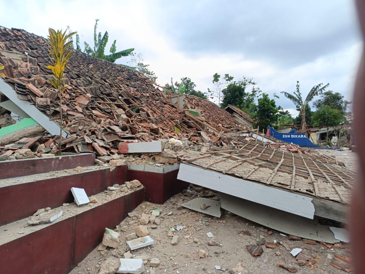 В Індонезії в результаті землетрусу загинули 252 особи, серед жертв багато дітей. Фото і відео 