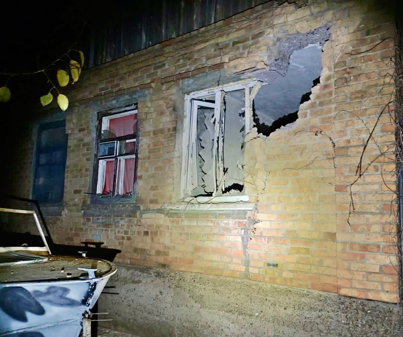 Окупанти обстріляли Дніпропетровщину, снаряди пошкодили будинки і авто: поранено чоловіка. Фото 