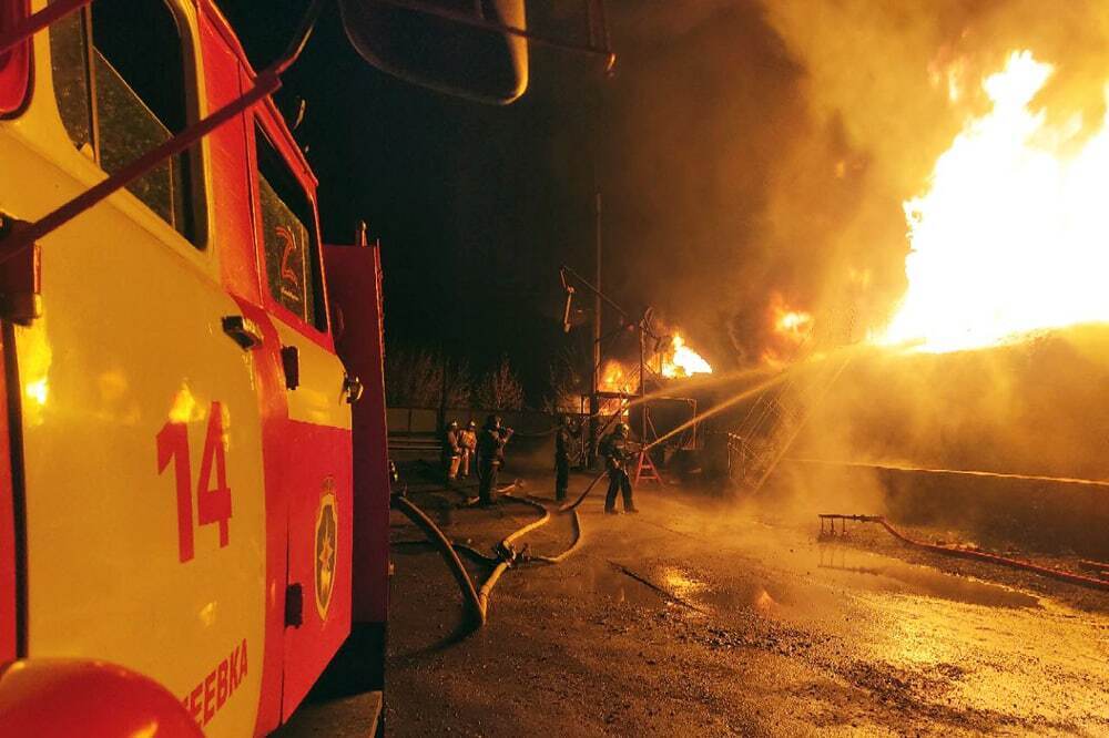 В Макеевке на Донетчине произошла "бавовна" на территории нефтебазы: горят цистерны с топливом. Фото