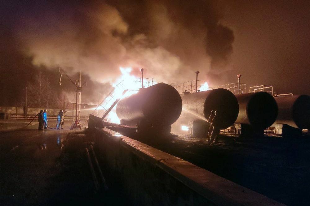 У Макіївці на Донеччині сталася ''бавовна'' на території нафтобази: горять цистерни з паливом. Фото 