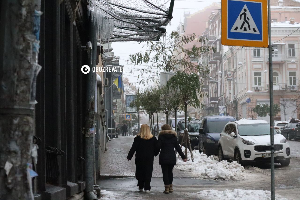 На дахах будинків Києва з’явились бурулі: мешканців попередили про небезпеку. Фото 