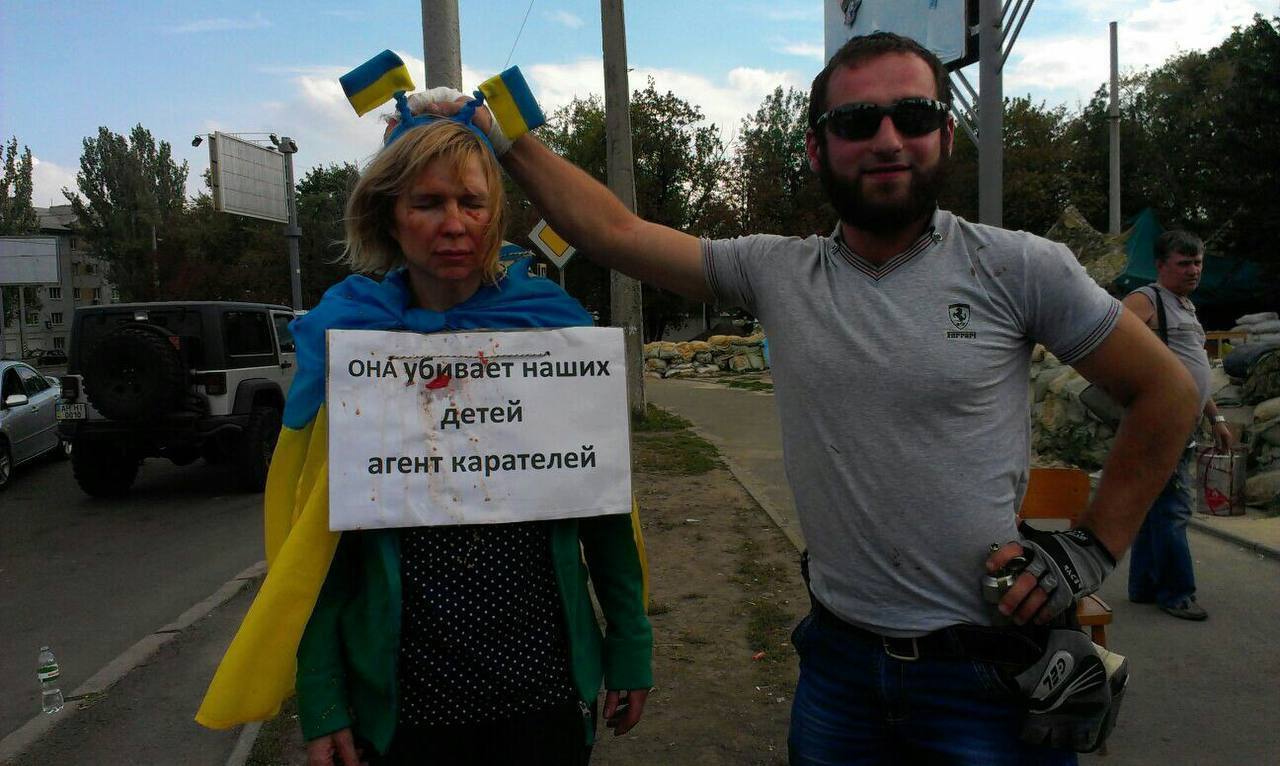 Стало известно о ликвидации оккупанта, который фотографировался с привязанной к столбу украинкой в Донецке: ее снимок облетел мир