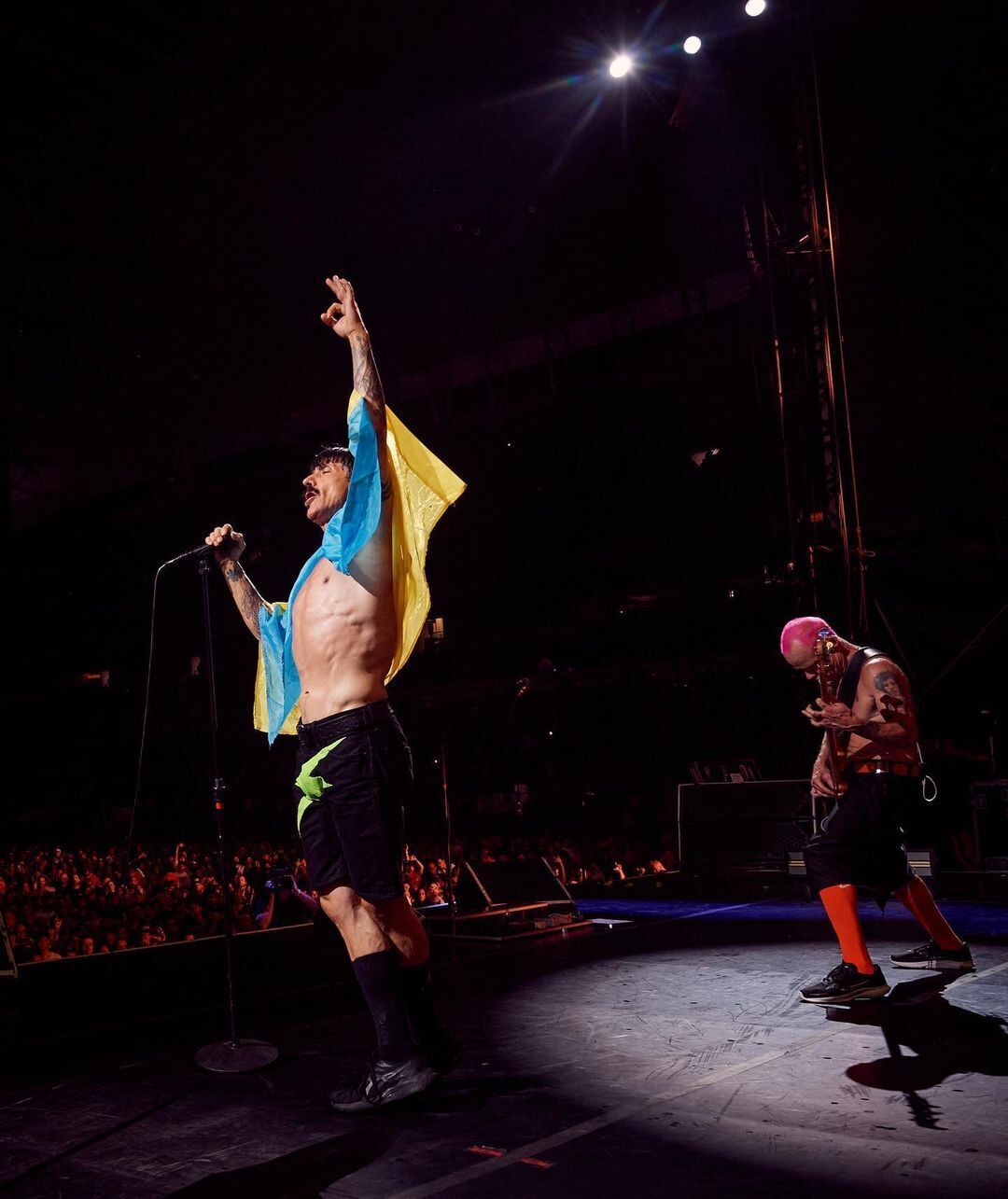 Фронтмена Red Hot Chili Peppers Кидиса заметили на прогулке с младшей на 35 лет украинской актрисой. Фото