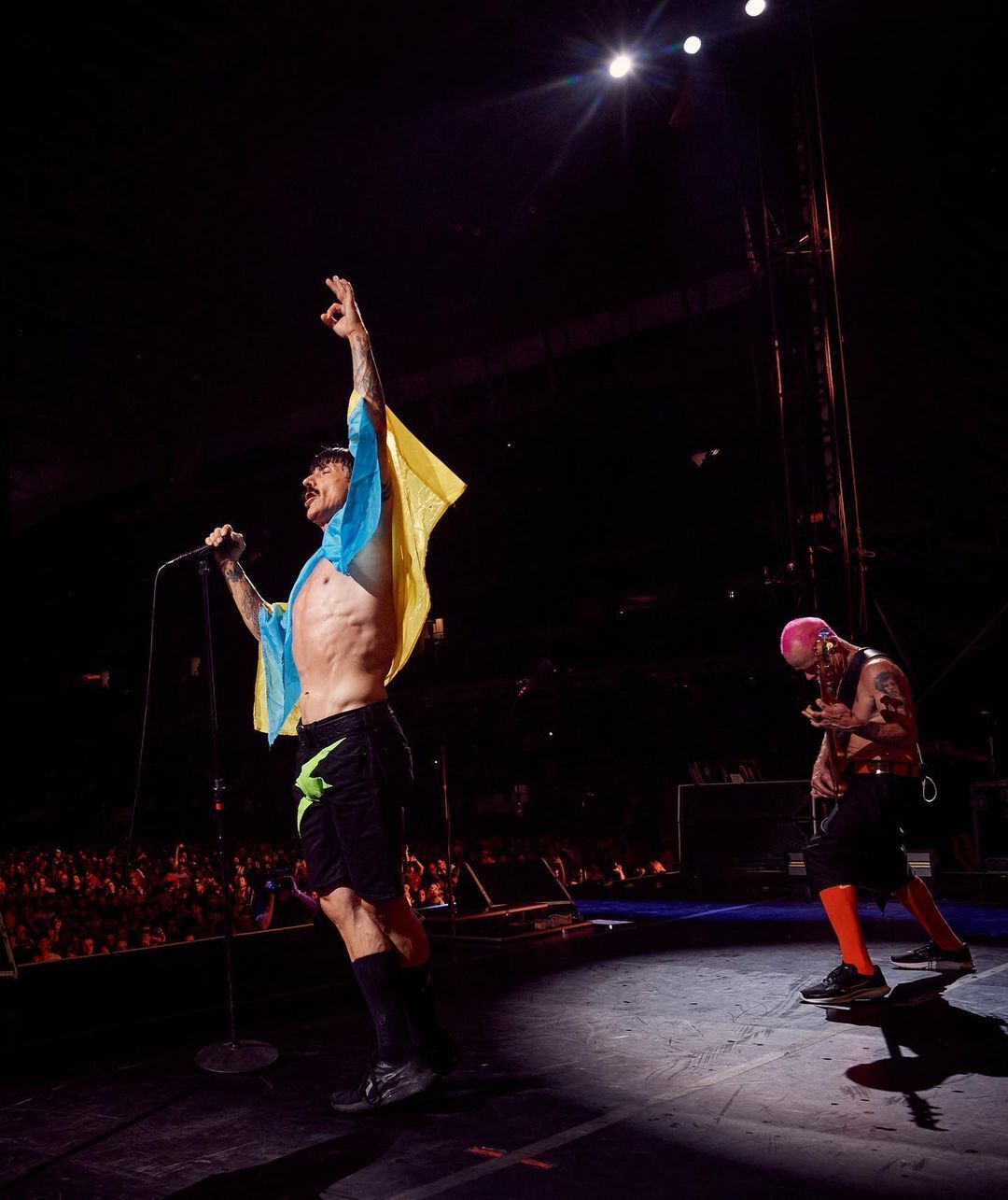 Фронтмена Red Hot Chili Peppers Кідіса помітили на прогулянці з молодшою на 35 років українською акторкою. Фото