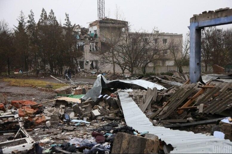 Спалені авто, розбиті будинки і черги по гуманітарку: як живе Снігурівка через 10 днів після звільнення. Фото