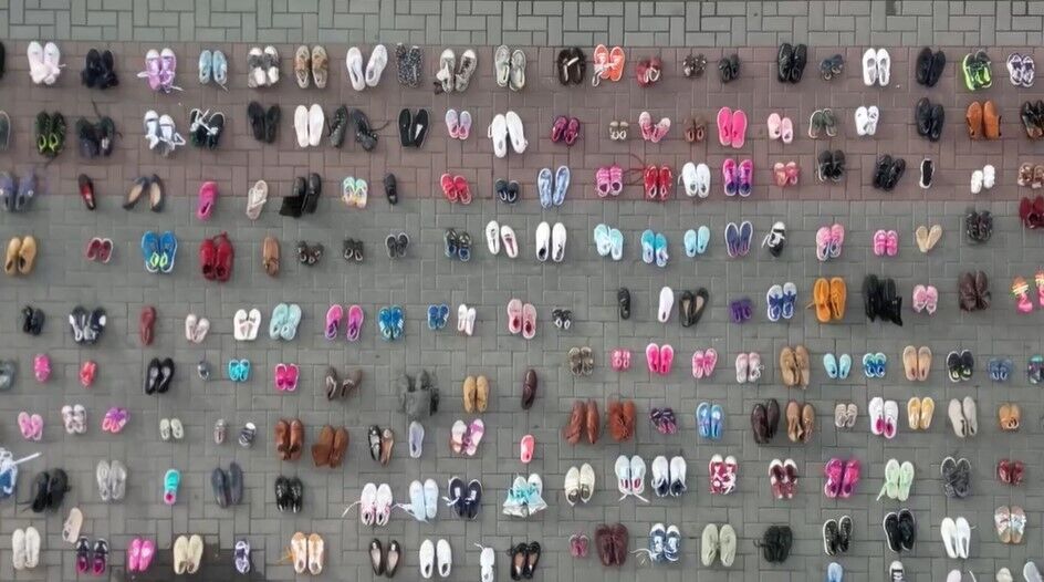 У Кишиневі до посольства РФ принесли десятки пар взуття на згадку про вбитих окупантами дітей в Україні. Відео
